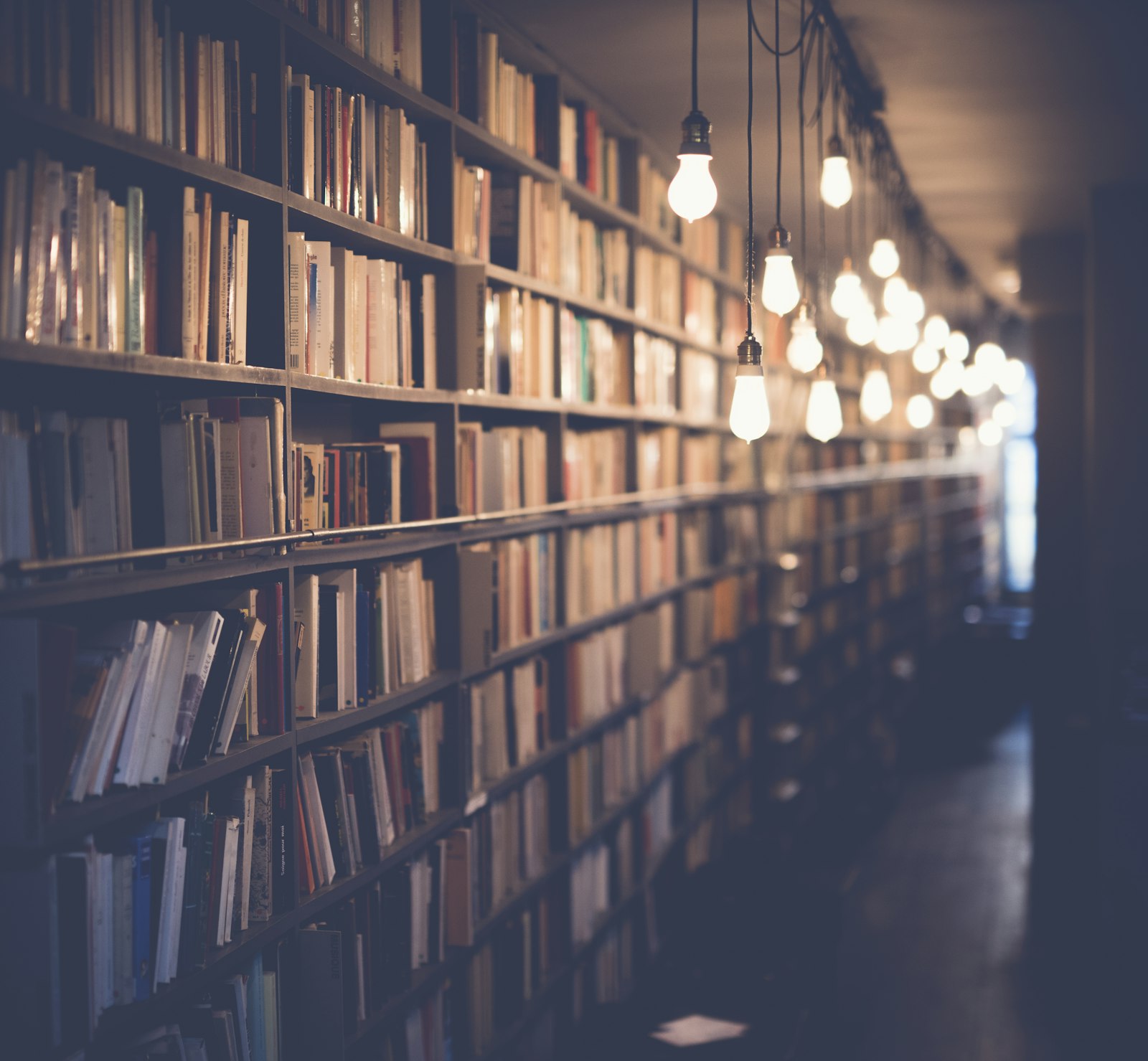 طلاب يحضّرون لاختبار آيلتس بالكتب والكمبيوتر